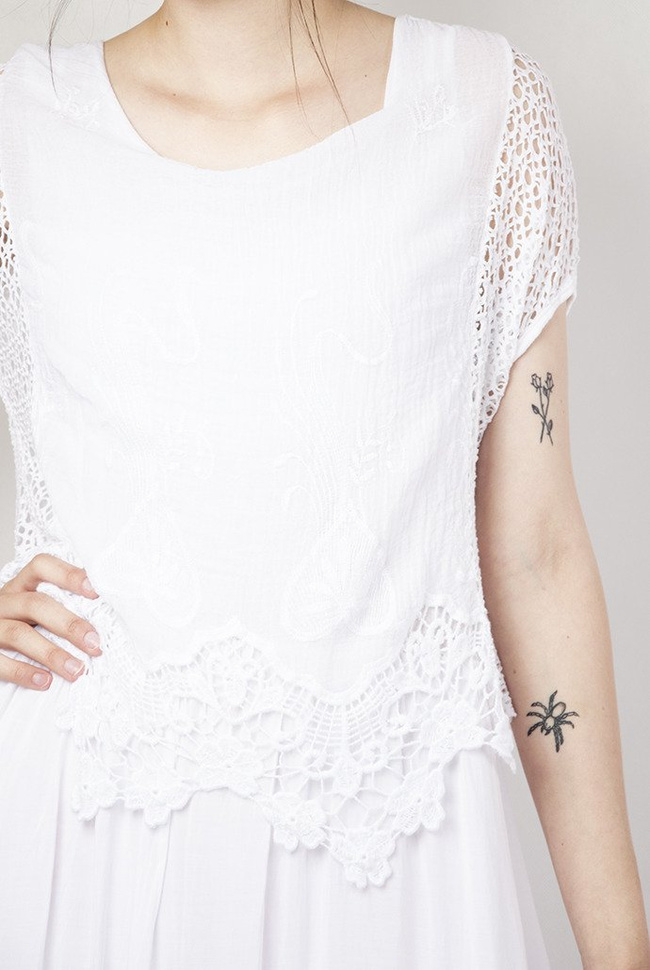 Biała, długa sukienka z ażurowymi wstawkami