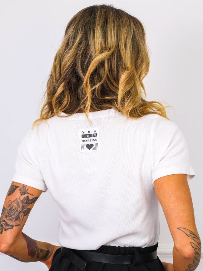 T-SHIRT PRĄŻKOWANY Z SZARPANYM DEKOLTEM- BIAŁY