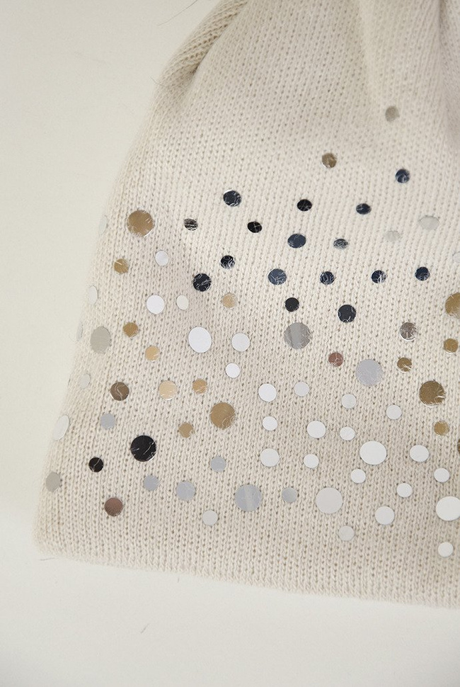Beżowa czapka z ociepleniem i srebrnymi kropkami