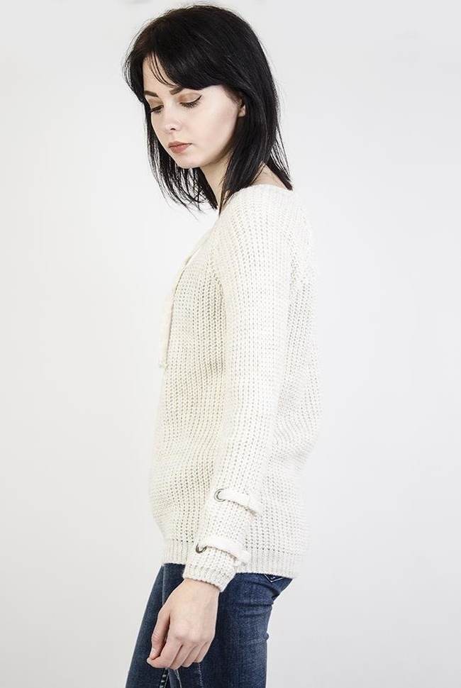 Beżowy sweter z wiązaniem w dekolcie