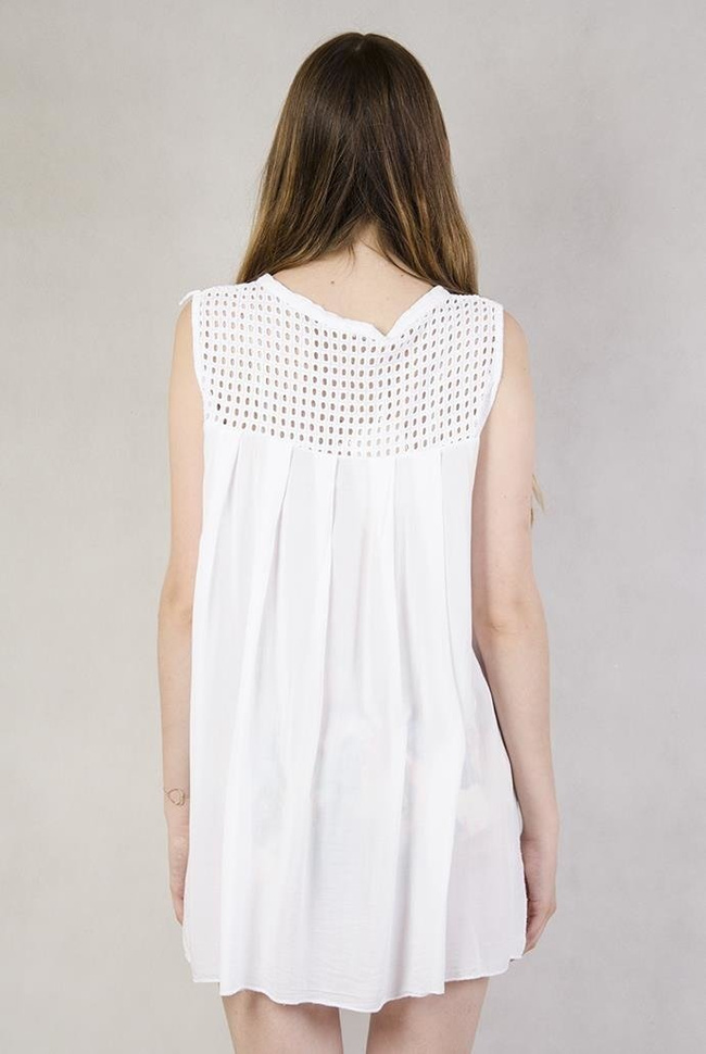 Biała bluzka z ażurowym zdobieniem i przedłużanym tyłem