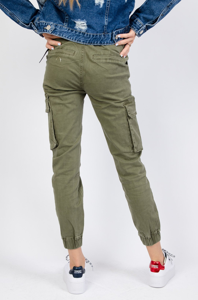 Zielone bojówki z wysokim stanem