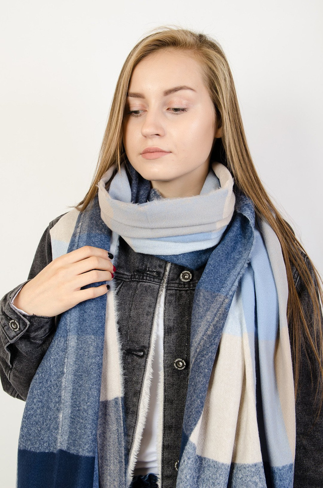 Beżowo- niebieski szal w kratę 