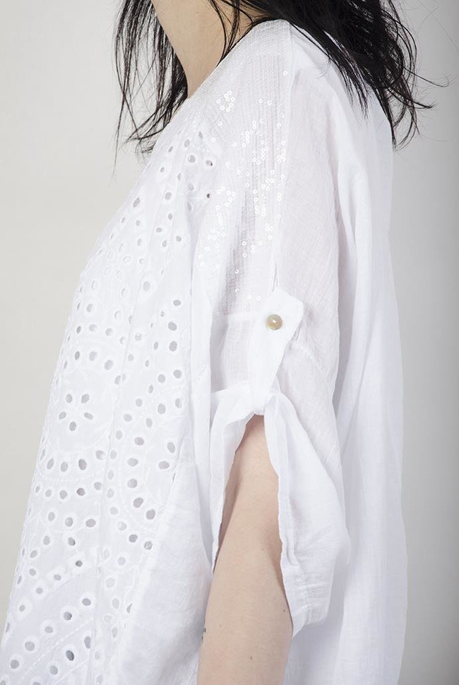 Biała bluzka z wyciętym wzorem, z cekinami