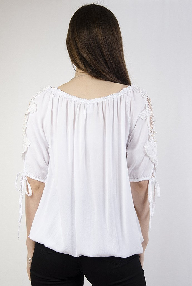 Biała bluzka z gumką na dole i ażurowymi wstawkami