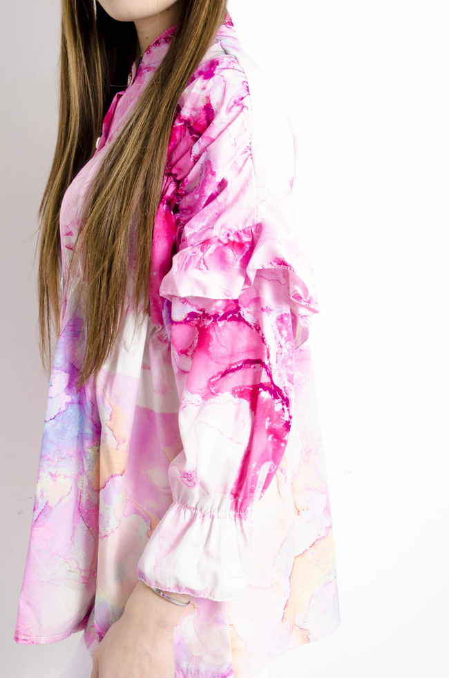 KOSZULA MARMURKOWA Z FALBANAMI NA RĘKAWACH - JASNO RÓŻOWA