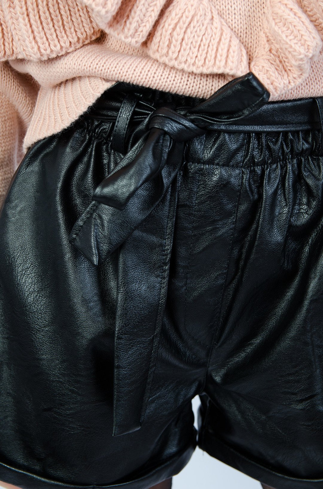 WOSKOWANE SZORTY WIĄZANE W PASIE