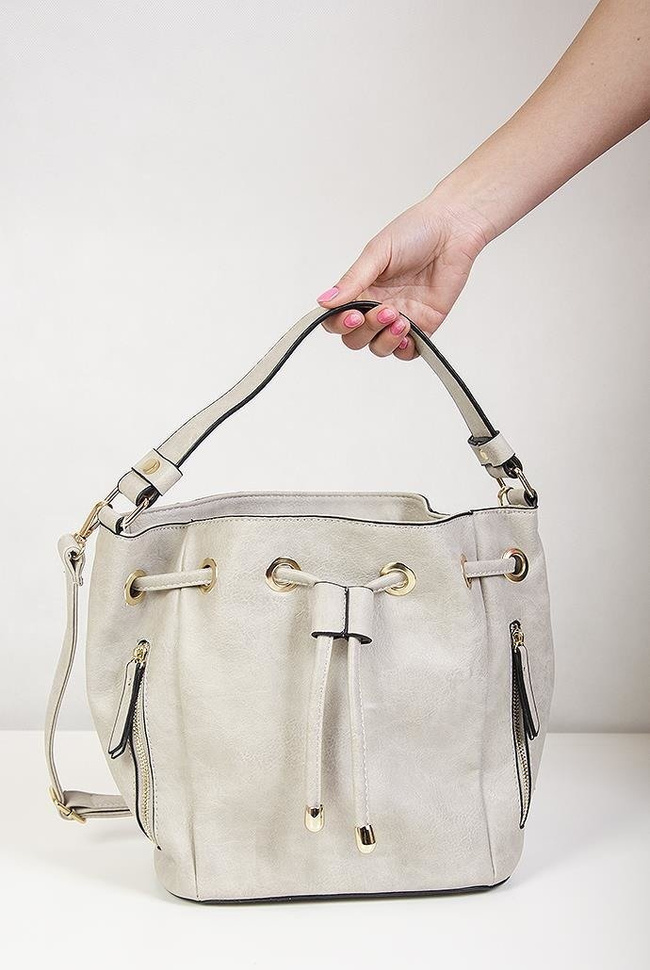 Kremowa torebka z przeplotem, zdobiona zamkami