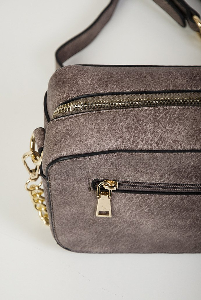 Beżowa, mała torebka z łańcuszkiem