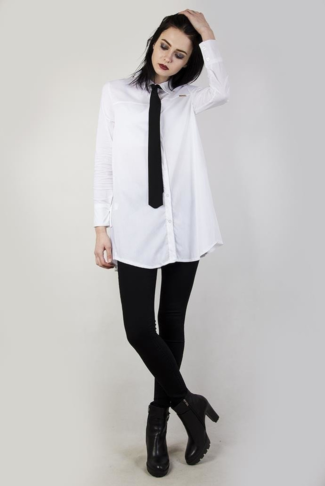 Biała koszula z wiązaniem przy szyi