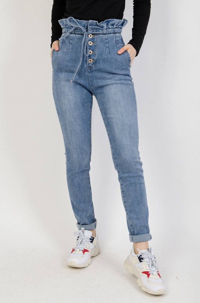 Jasne spodnie jeansowe haremki z falbaną w pasie