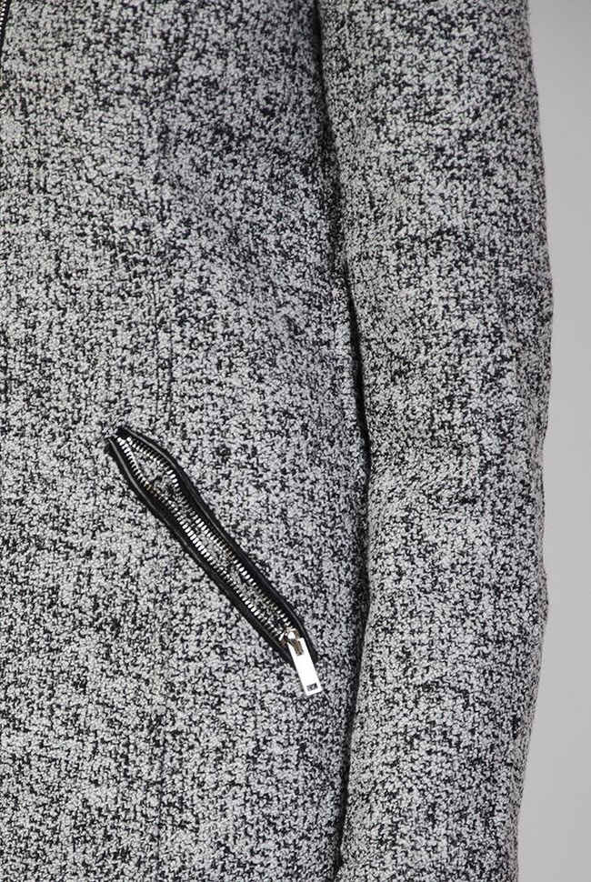 Jasnoszary płaszcz zapinany na zamek