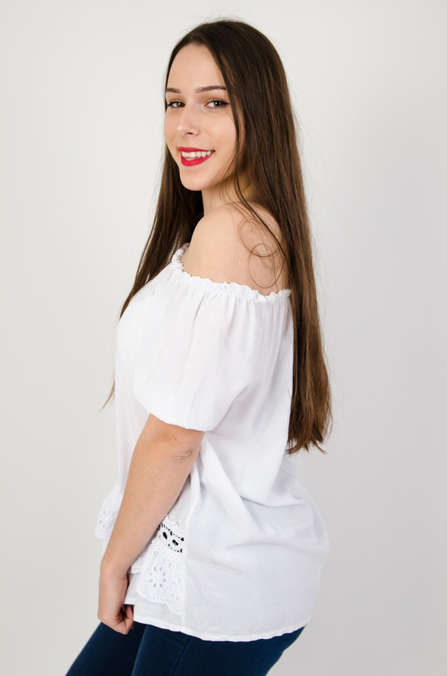 Biała bluzka z ażurowym wykończeniem + wisiorek