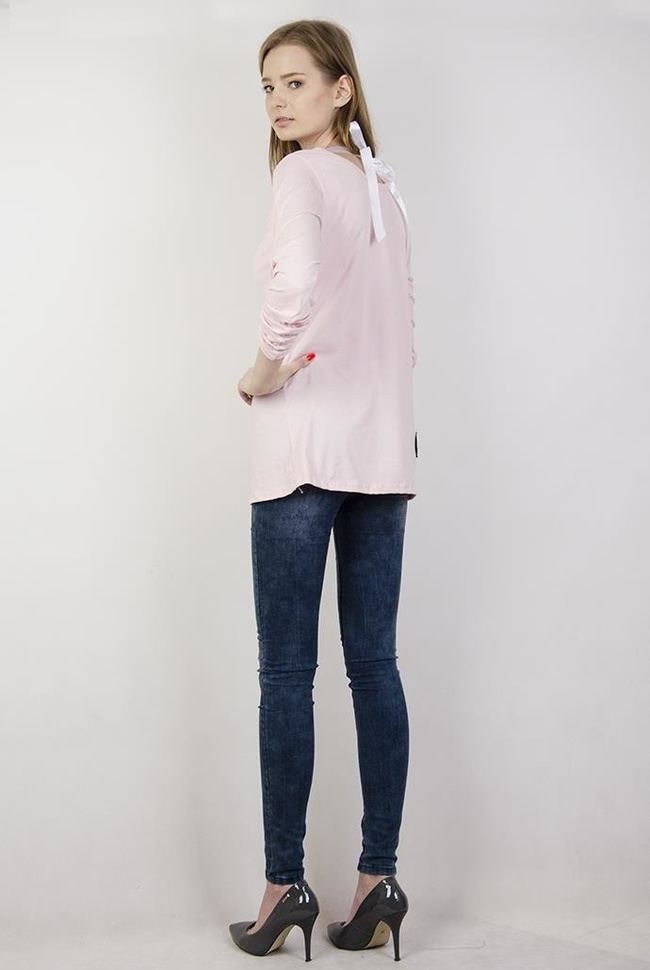 Różowa bluzka z dekoltem i podwiniętymi rękawami
