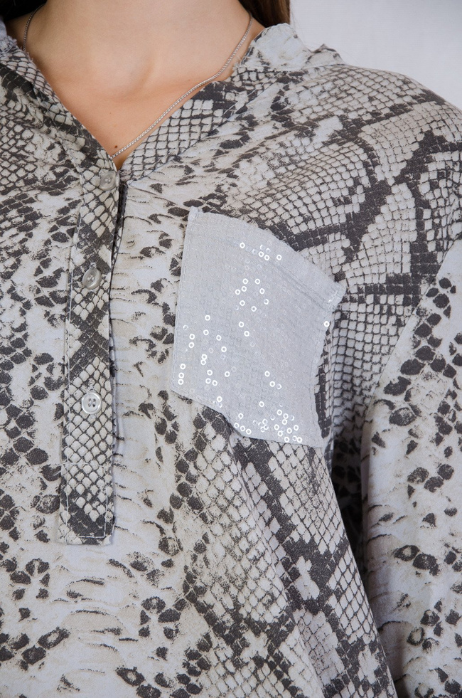 Szara bluzka koszulowa w wężowy wzór z ozdobną kieszonką