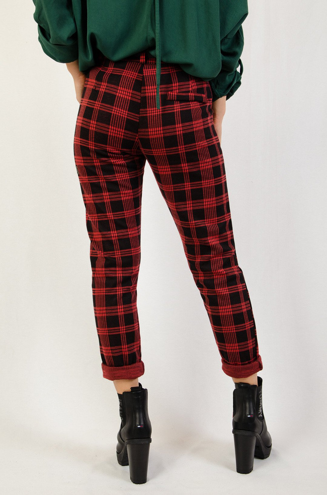 Czerwone spodnie materiałowe w czarną kratę