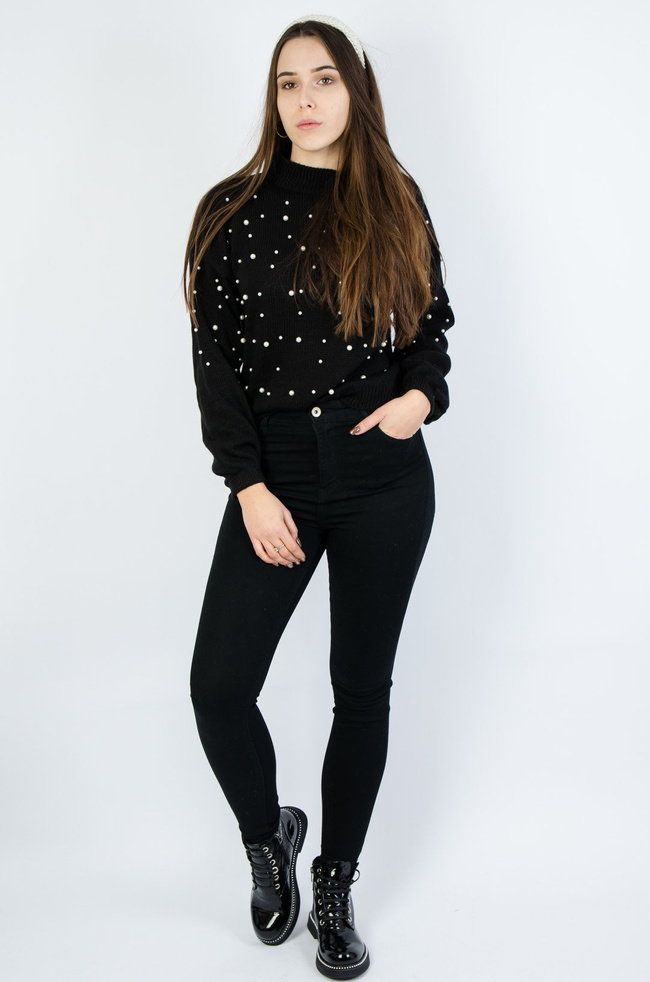 CZARNY SWETER Z KORALIKAMI 