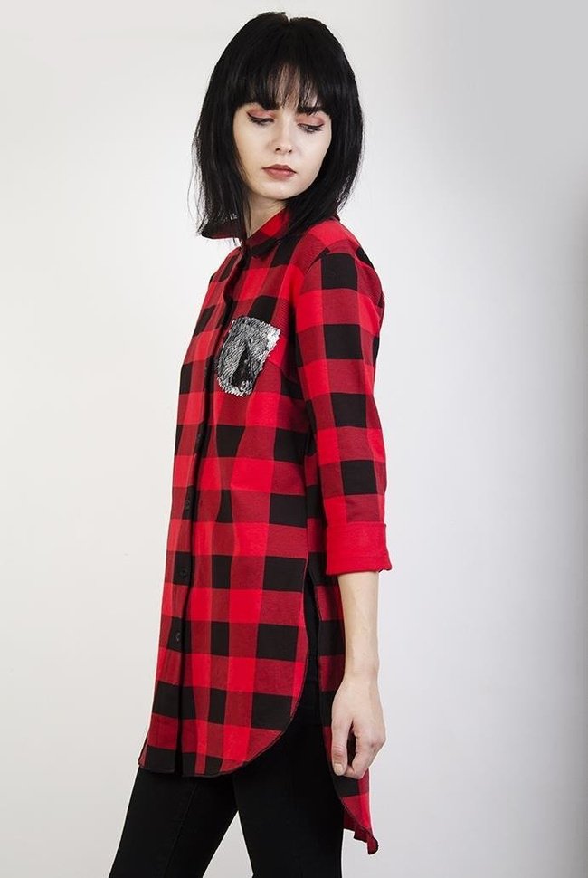 Asymetryczna czerwona koszula w kratę z srebrną cekinową kieszonką