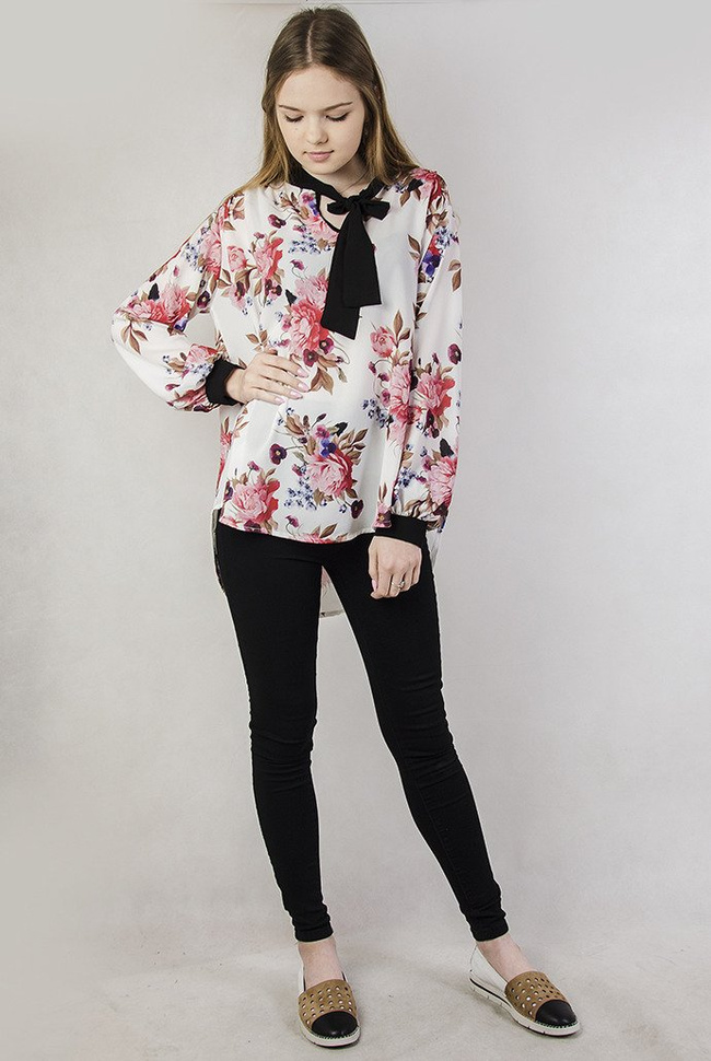Biała bluzka w kwiaty wiązana przy dekolcie