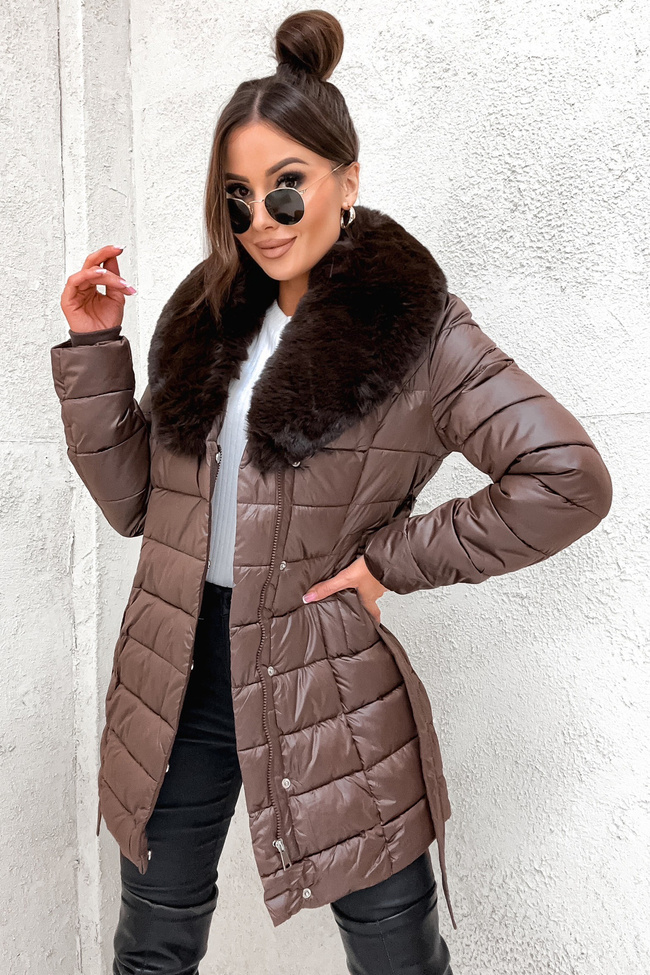 KURTKA WIĄZANA W PASIE Z FUTRZANYM KOŁNIERZEM- CIEMNY BRĄZ