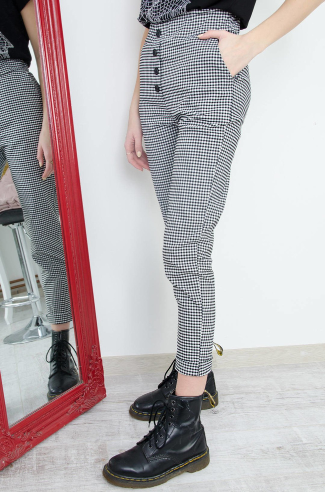 BIAŁO-CZARNE SPODNIE W KRATĘ Z GUZIAKMI