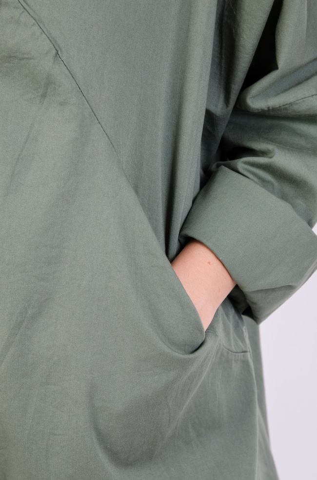 Zielona zapinana narzuta ze ściagaczem na dole