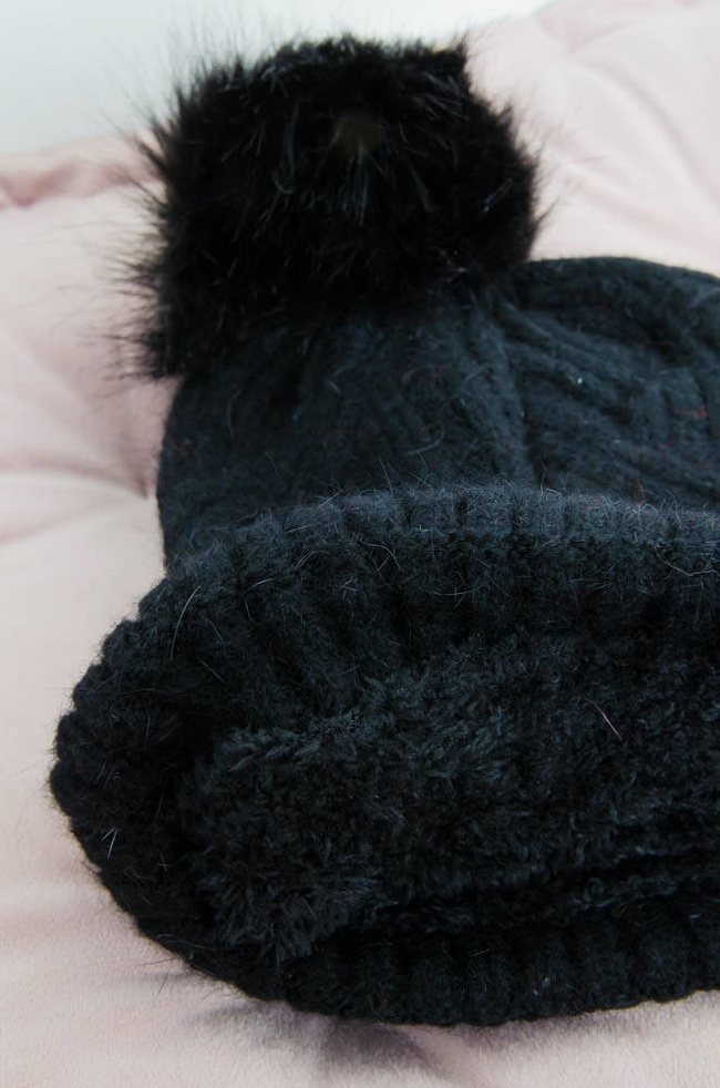 CZARNA OCIEPLANA CZAPKA Z POMPONEM 
