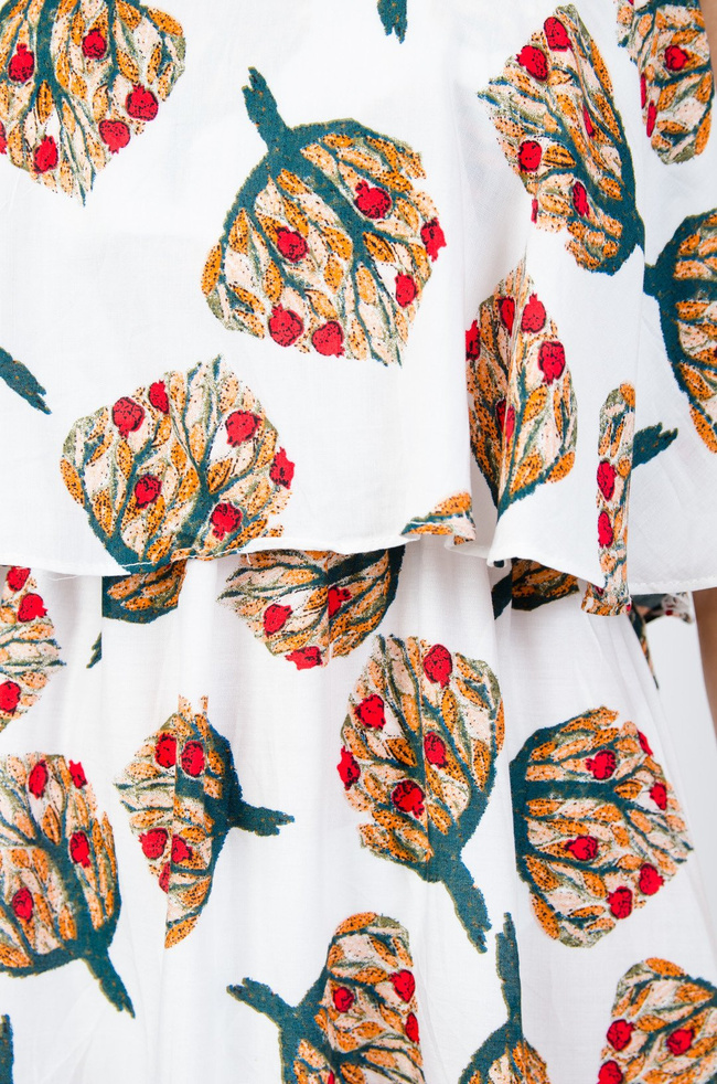 Biała wzorzysta sukienka z hiszpańskim dekoltem 