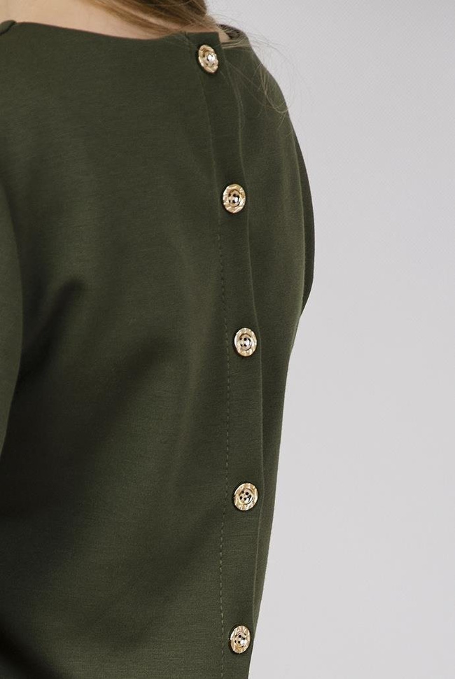 Zielona sukienka ze złotymi guzikami i kieszeniami