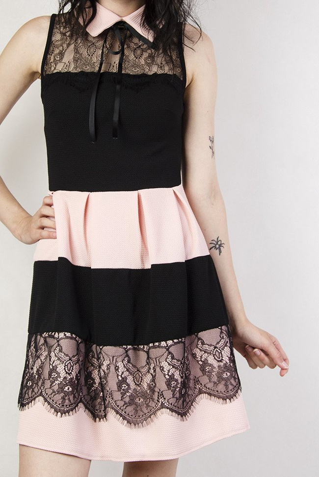Różowo-czarna sukienka z koronkowymi wstawkami
