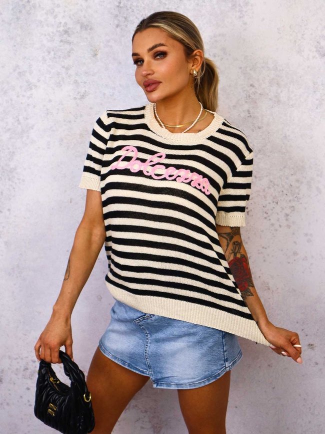 SWETER W PASKI Z KRÓTKIM RĘKAWEM I OZDOBNYM NAPISEM- CZARNY