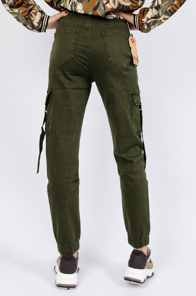 Zielone bojówki z paskami przy kieszeniach