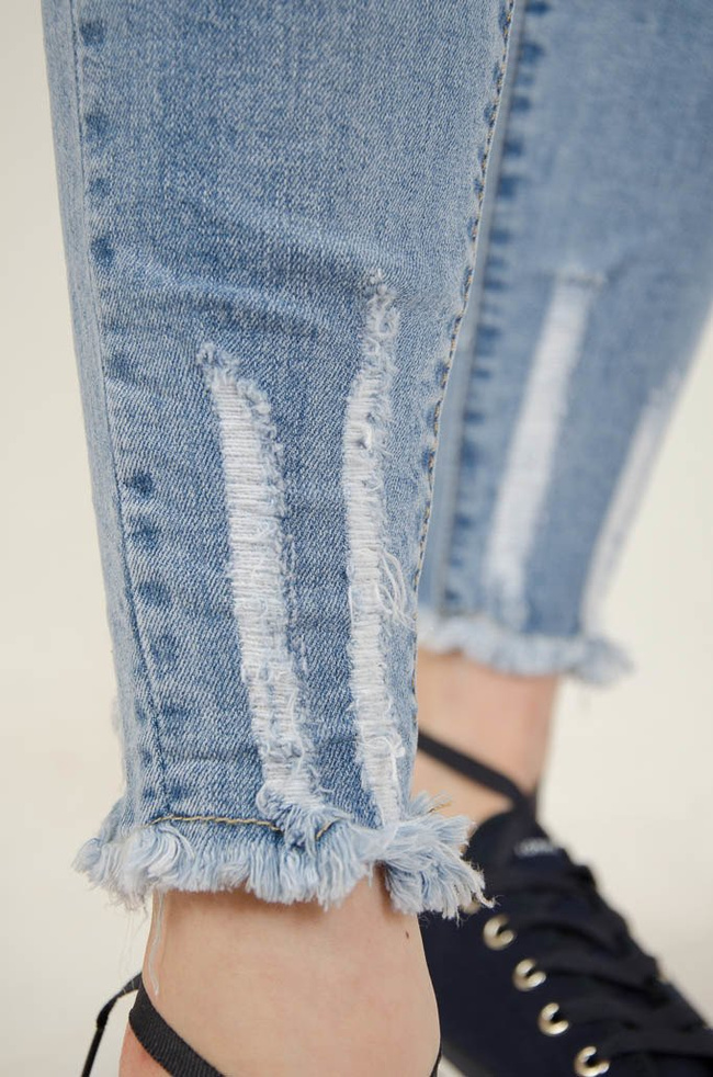 SPODNIE JEANSOWE Z KWIATOWYM HAFTEM 