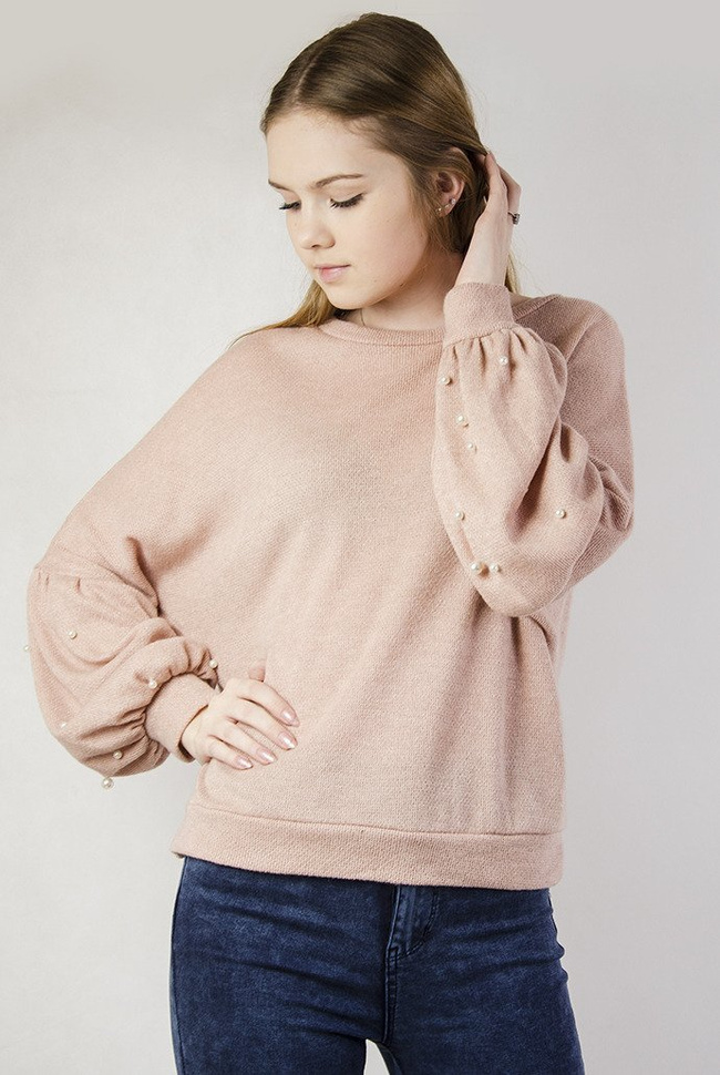 Jasnoróżowy sweterek z bufiastymi rękawami oraz perełkami