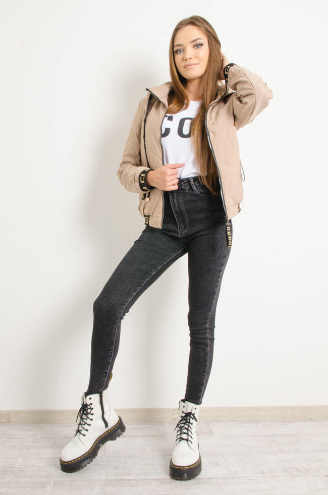 BEŻOWA KURTKA Z WZORZYSTYMI ŚCIĄGACZAMI I KAPTUREM