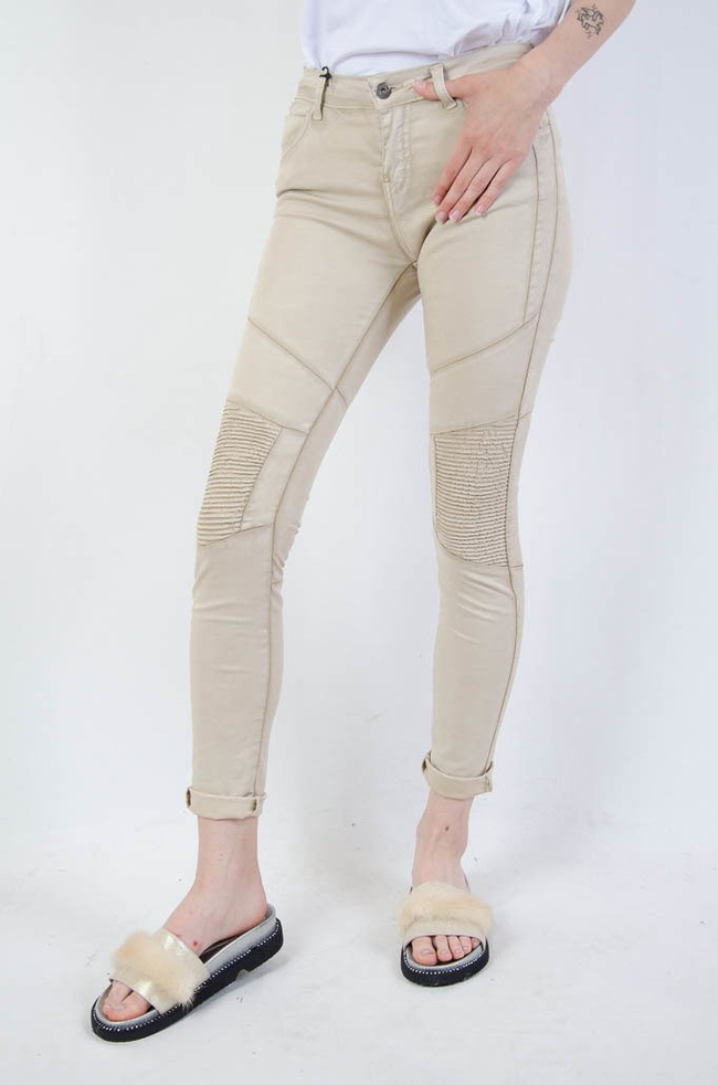 Beżowe spodnie z przeszyciami na kolanach