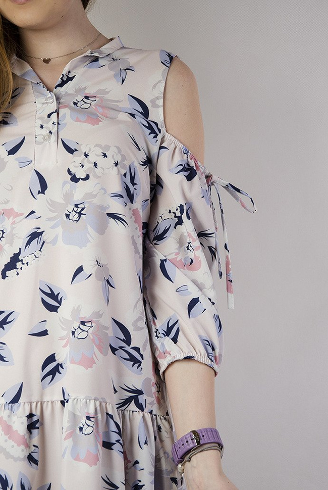 Jasna sukienka w kwiaty z odkrytymi ramionami