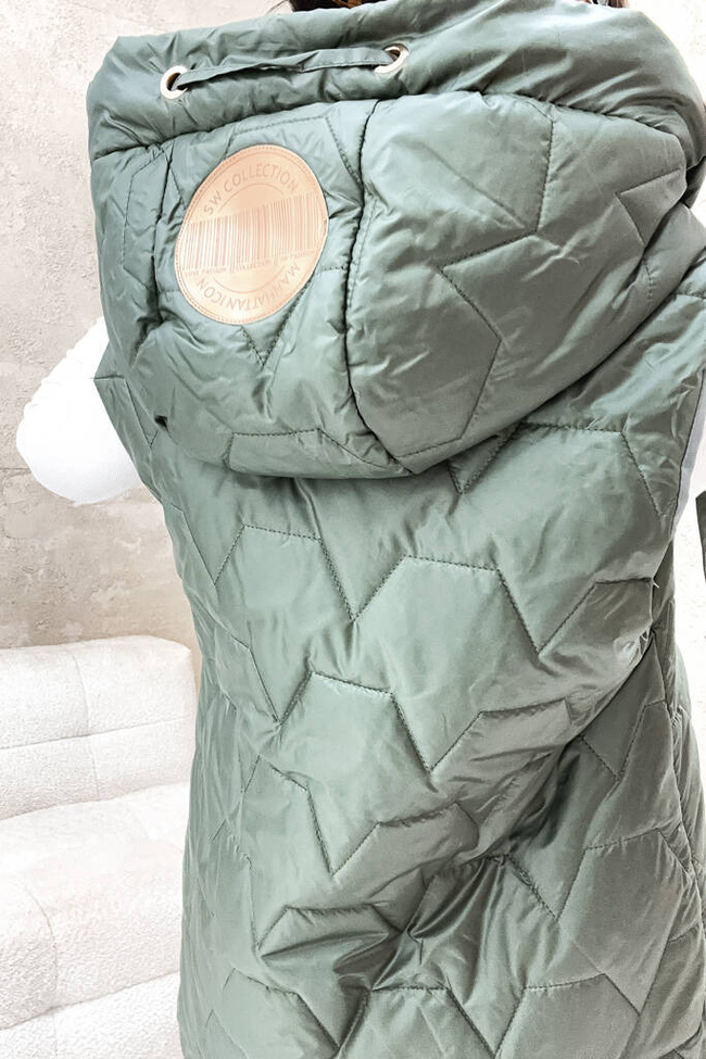 ASYMETRYCZNA KAMIZELKA Z NASZYWKĄ NA KAPTURZE- ZIELONA