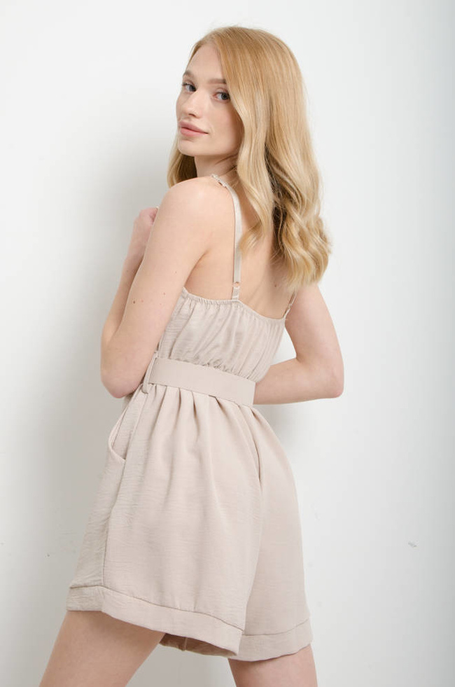 KOMBINEZON NA CIENKICH RAMIĄCZKACH Z PASKIEM- BEŻOWY