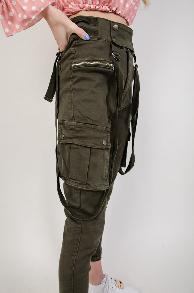 Spodnie joggery w kolorze khaki z szelkami