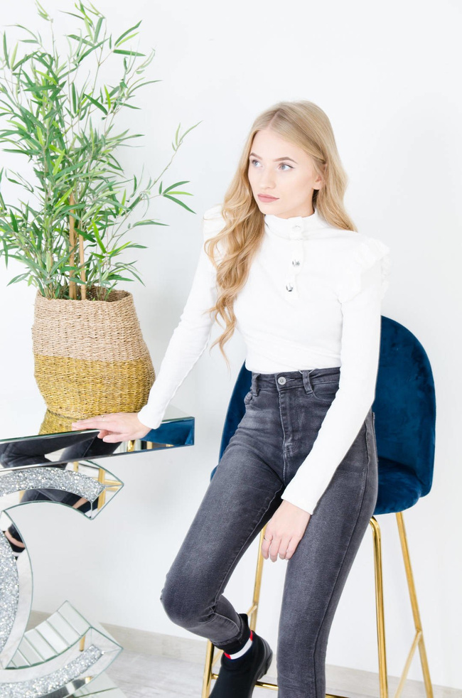 BIAŁA PRĄŻKOWANA BLUZKA Z FALBANKAMI-PÓŁGOLF