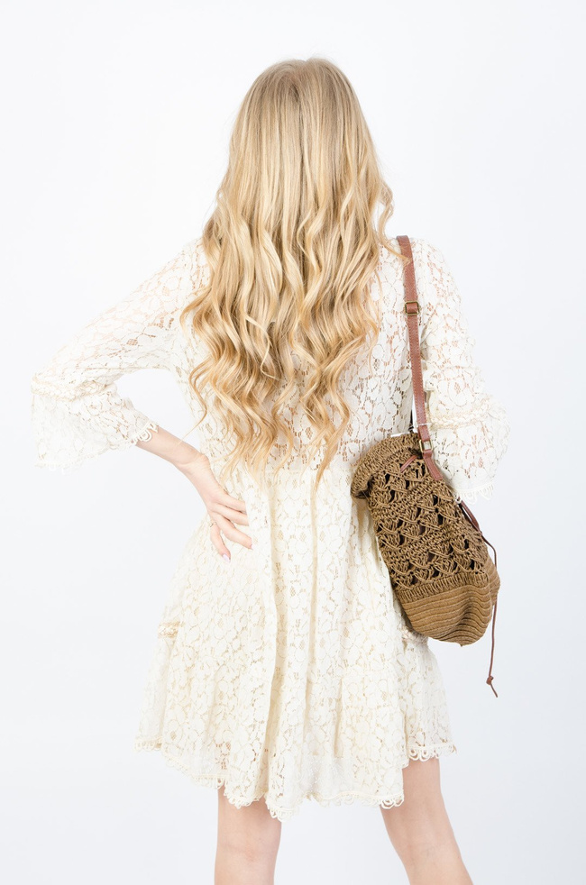 Beżowa koronkowa sukienka ze złotymi wstawkami