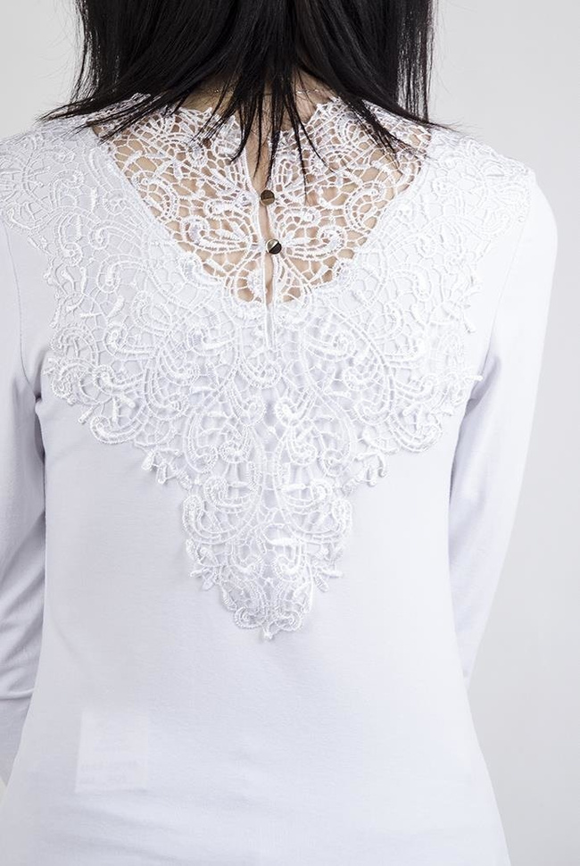 Biała bluzka z ażurowym zdobieniem przy dekolcie