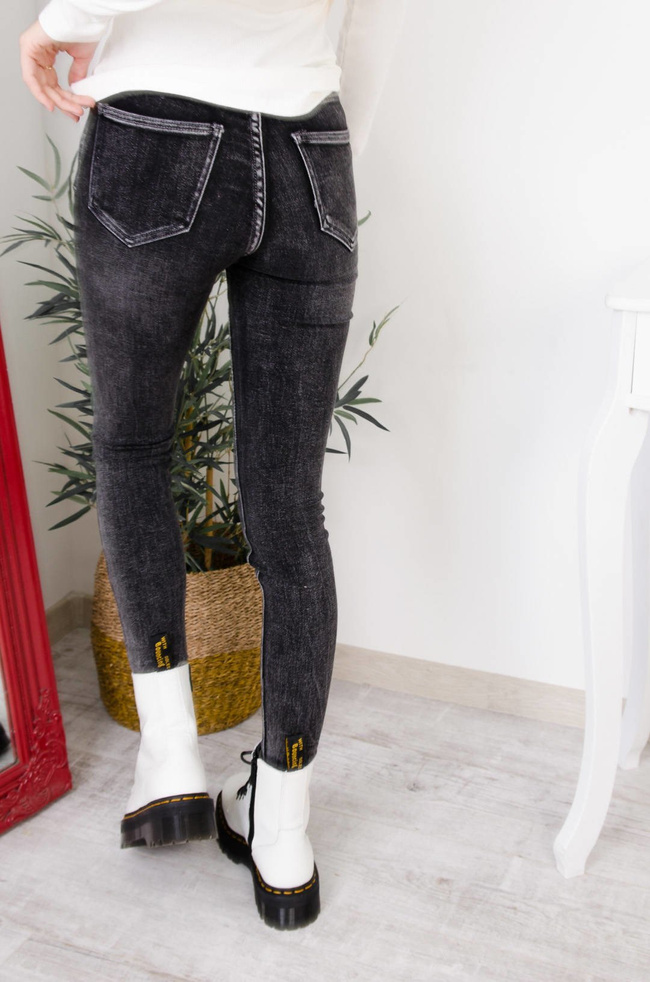 CZARNE JEANSY Z EFEKTEM SPRANIA-WYSOKI STAN