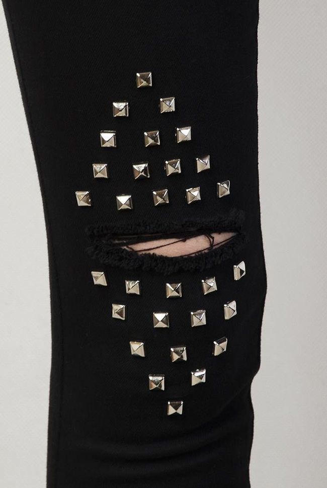 Czarne spodnie skinny jeans z ćwiekami i dziurami