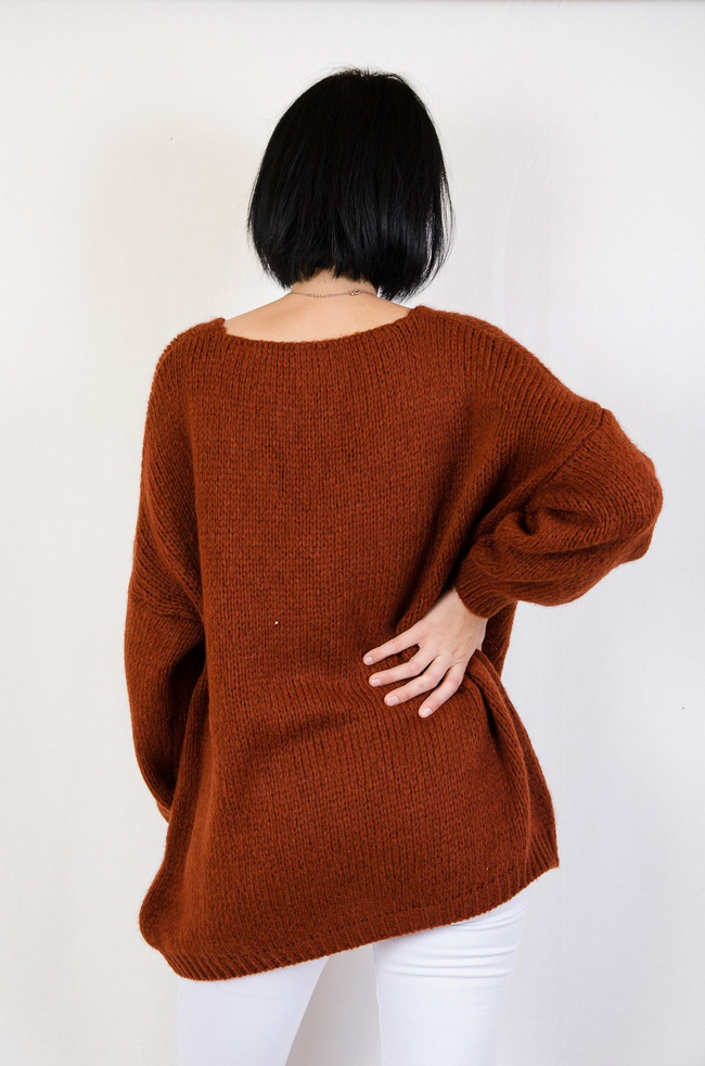Brązowy luźny sweter w serek