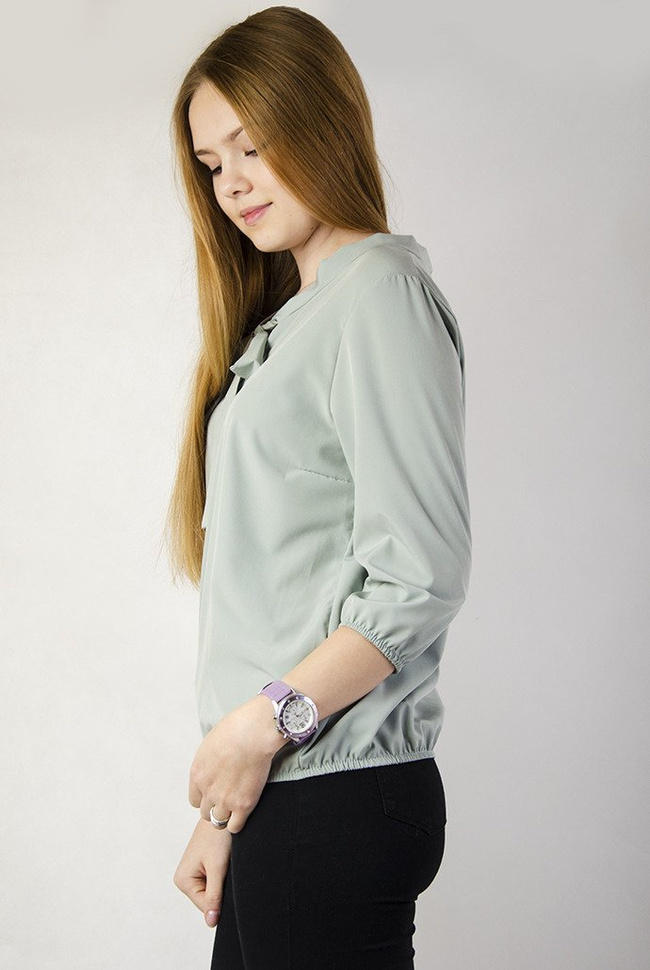 Jasnozielona bluzka z wiązaniem przy dekolcie