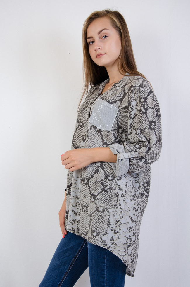 Szara bluzka koszulowa w wężowy wzór z ozdobną kieszonką