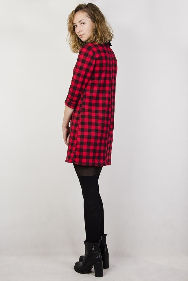 Sukienka w kratę z czarnym kołnierzykiem