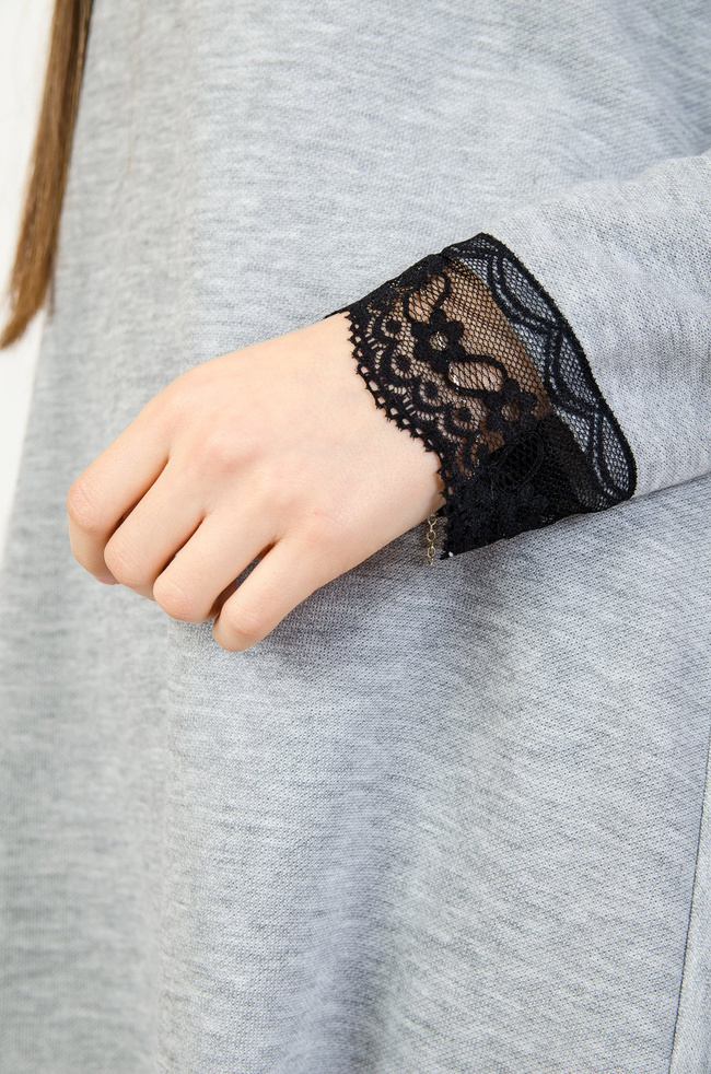 Szara sukienka z przedłużanym tyłem zakończona koronką